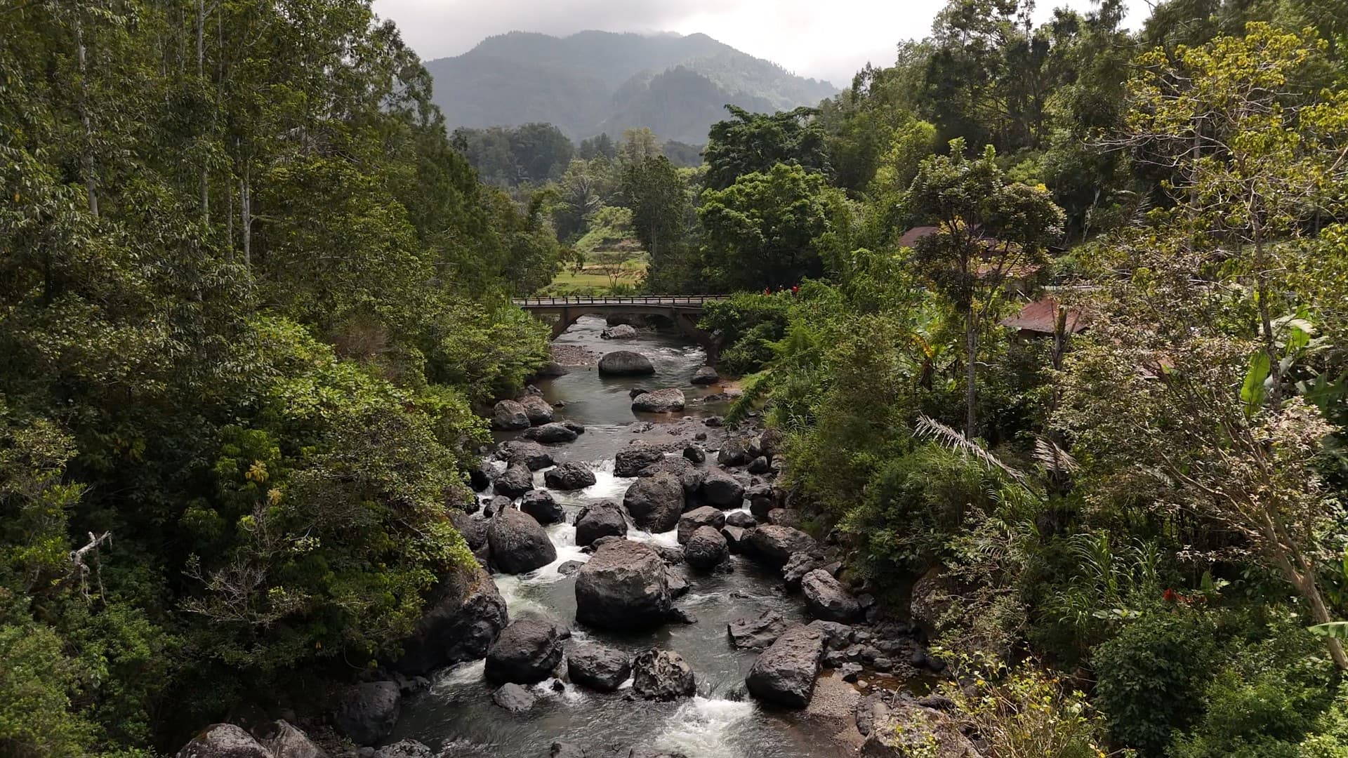 Sungai Maiting: Batas Alam & Legenda Penyeberangan Nenek Bela’